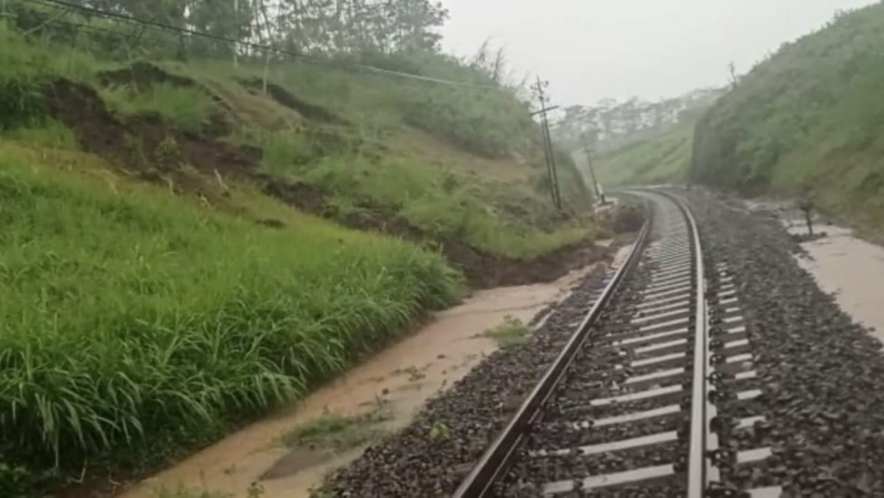 Pasca longsor, kecepatan jalur KA Pohgajih-Kesamben 5 kilometer per jam