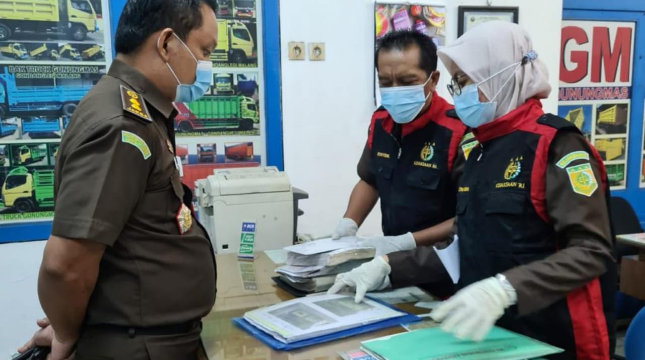 Penyidik Kejaksaan Geledah Rumah Para Tersangka Korupsi Bank Jatim