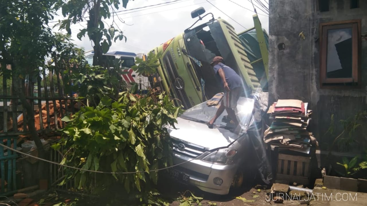 Truk Gandeng Muat Pakan Tabrak Rumah dan Timpa Avanza di Jombang