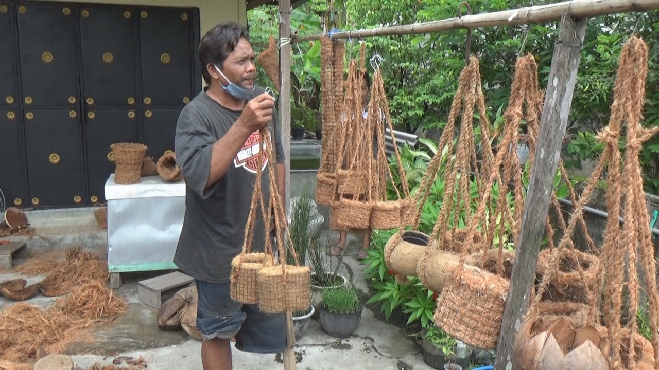 Keren! Disabilitas Jombang ubah limbah serabut kelapa jadi hiasan rumah