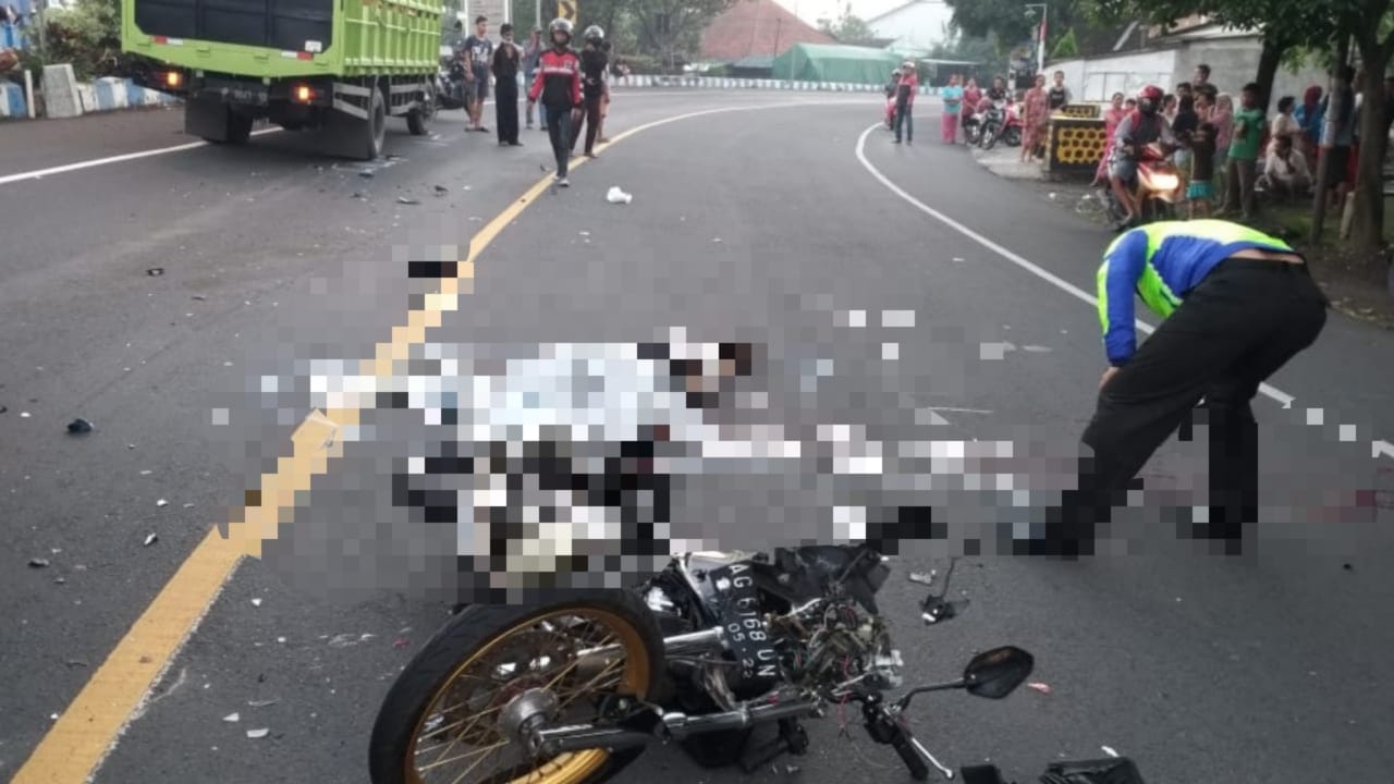 Pengendara Motor Tewas Tabrak Truk di Tikungan Embong Miring Jombang