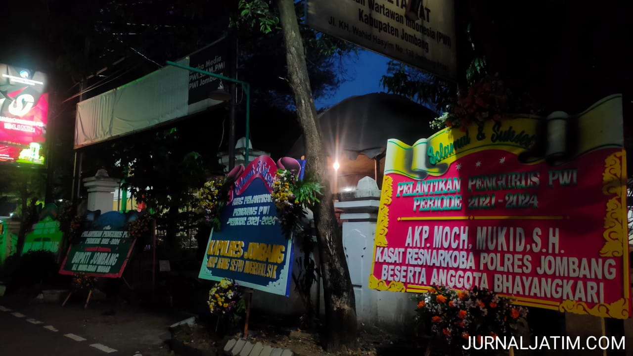 Pengurus PWI dilantik, Kasat Reskoba Polres Jombang kirim Bunga Papan