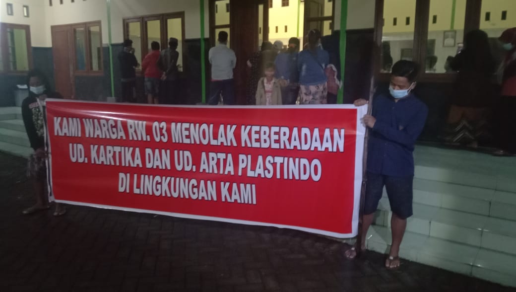 Tolak Pabrik Limbah, Warga Datangi Balai Desa di Jombang Untuk Mediasi