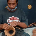 Keren! Disabilitas Jombang ubah limbah serabut kelapa jadi hiasan rumah