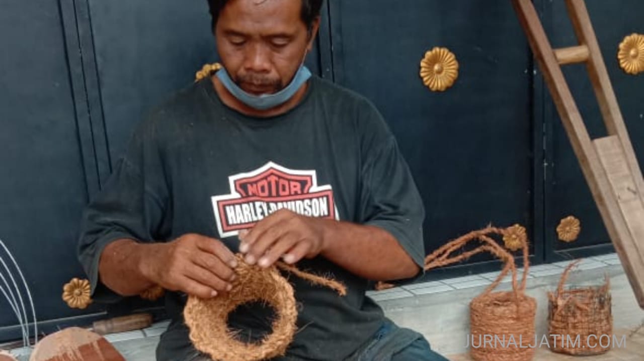 Keren! Disabilitas Jombang ubah limbah serabut kelapa jadi hiasan rumah