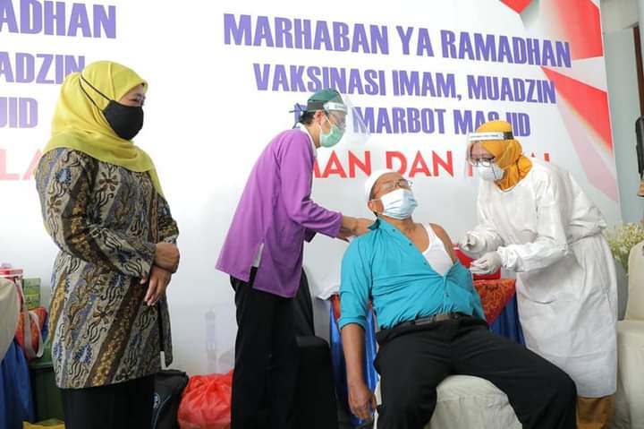 Khofifah Minta Kepala Daerah di Jatim Percepat Vaksinasi Imam Masjid