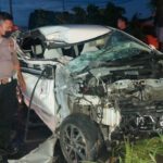 Terpeleset Aspal, Toyota Agya Ringsek Tabrak Truk Tangki di Jombang