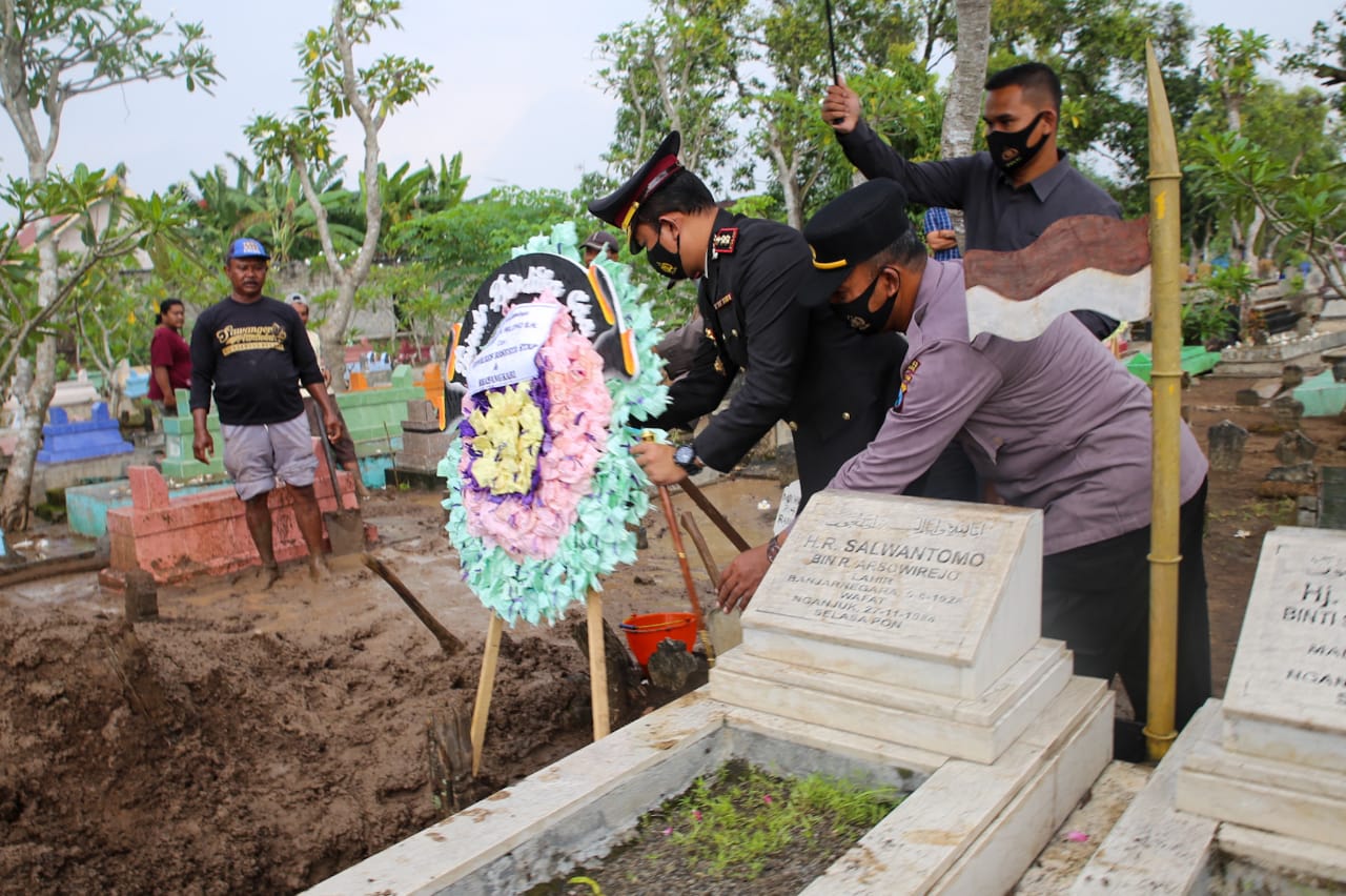 Kapolres Jombang Pimpin Upacara Pemakaman AKP Willono