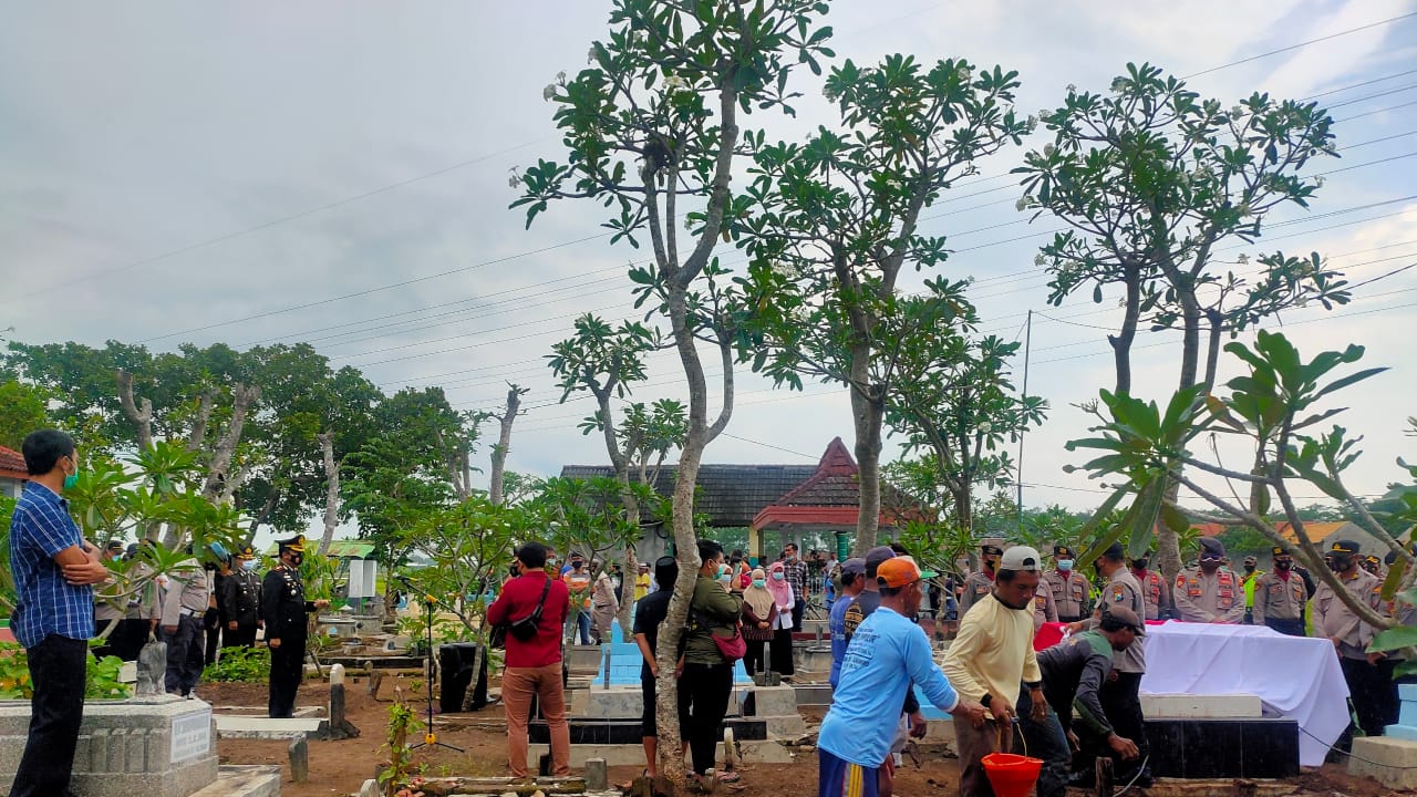 Kapolres Jombang Pimpin Upacara Pemakaman AKP Willono