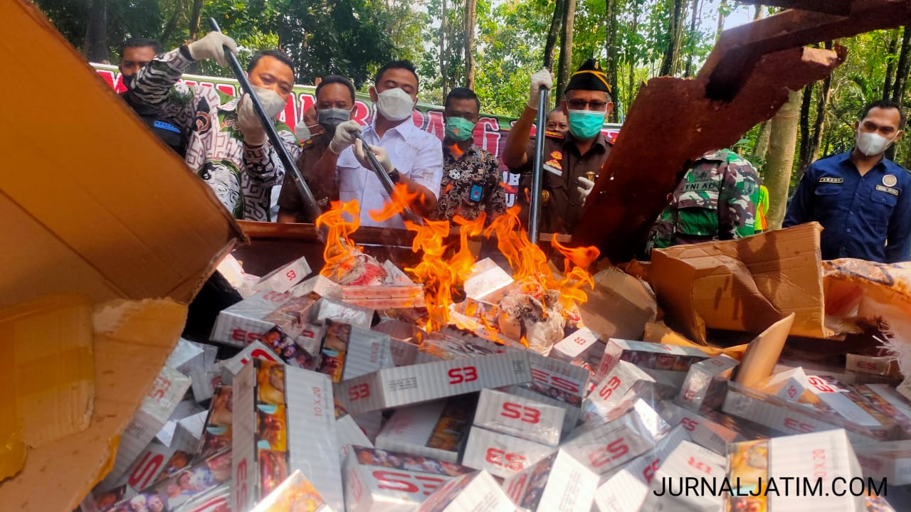 Kejaksaan Musnahkan 5.740 Rokok Ilegal, Upal dan Narkoba di Jombang