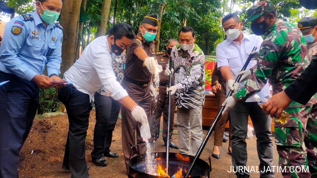 Kejaksaan Musnahkan 5.740 Rokok Ilegal, Upal dan Narkoba di Jombang