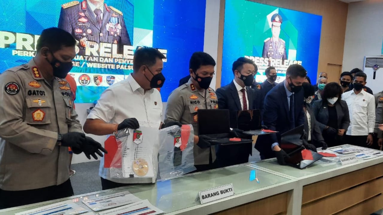 Polda Jatim tangkap 2 pemuda pembuat website palsu bantuan COVID-19