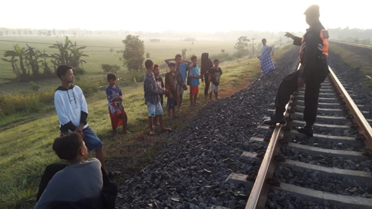 Kurungan Tiga Bulan Penjara Bagi Yang Tetap Nekat Bermain di Jalur KA