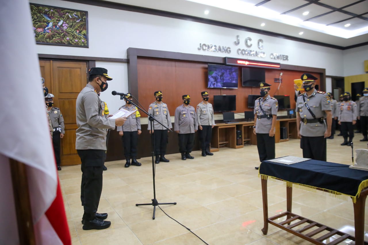 Pesan Kapolres Jombang AKBP Agung Setyo Nugroho lantik dua Kapolsek