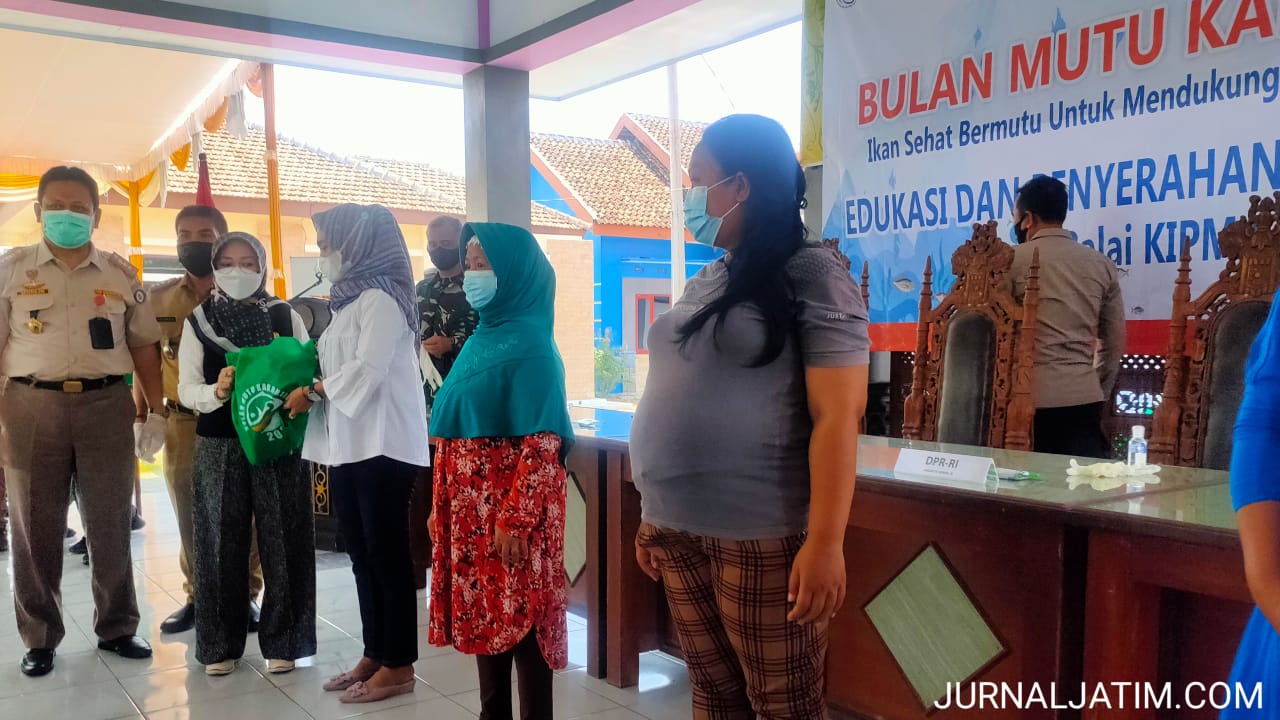 DPR RI Ning Ema Serahkan 150 Paket Ikan Segar untuk Ibu Hamil Jombang