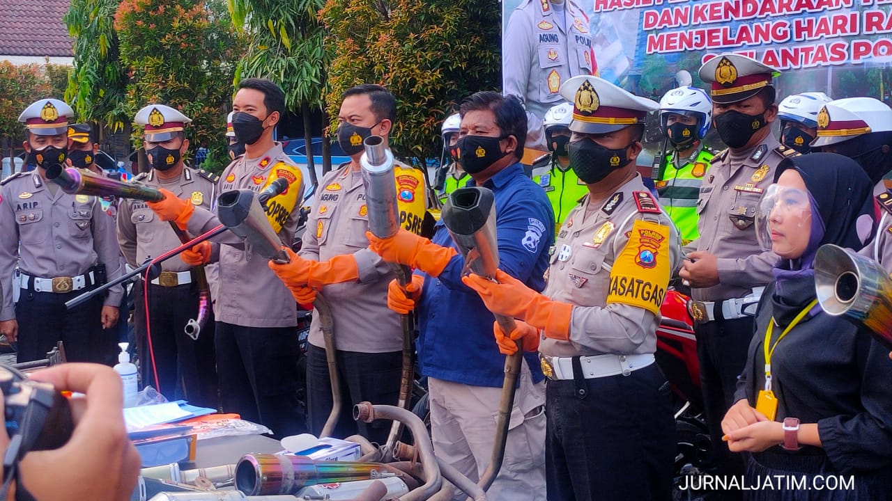 Kapolres Jombang Musnahkan Knalpot Brong Hasil Operasi Ramadan