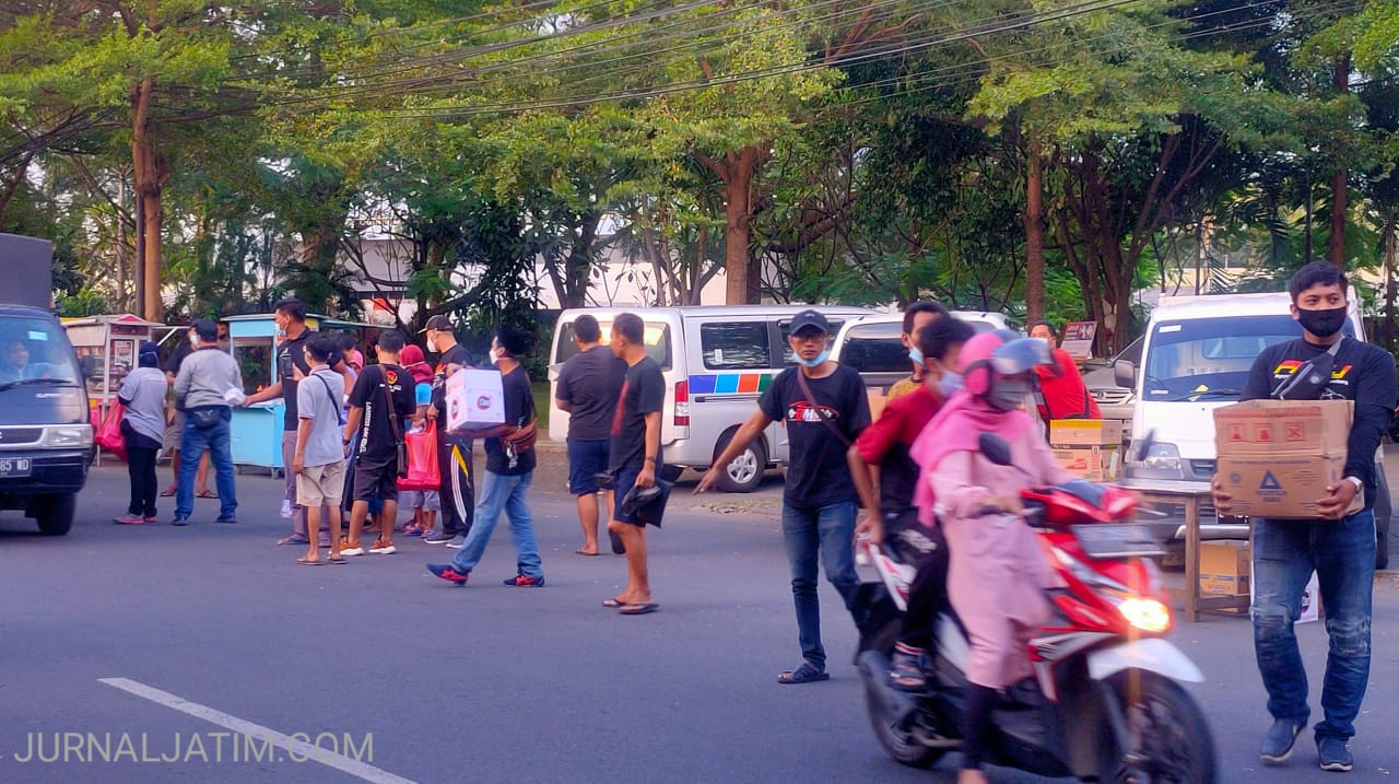 Berkah Ramadan, Pedagang Mobil Jombang Berbagi Takjil ke Pengendara