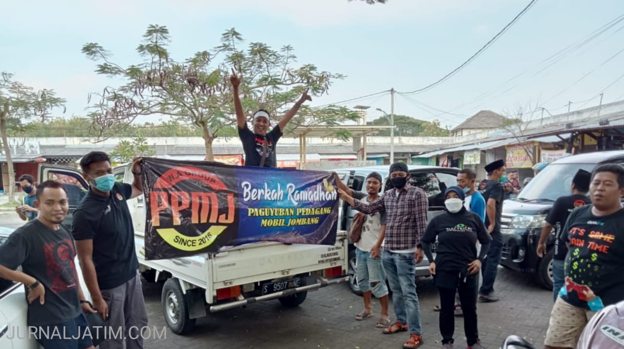 Berkah Ramadan, Pedagang Mobil Jombang Berbagi Takjil ke Pengendara