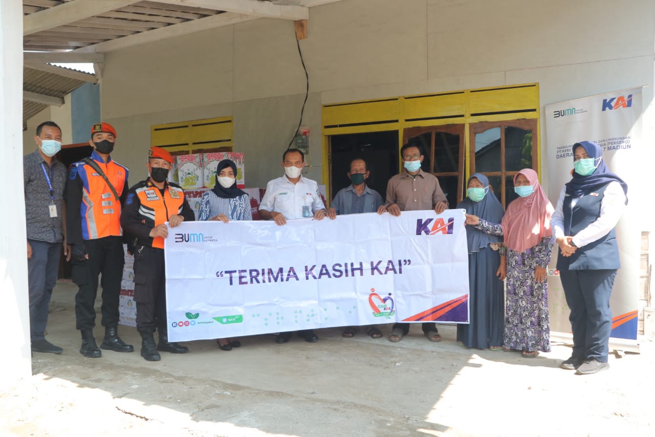 Daop 7 Bagikan 153 Paket Sembako di Kabupaten Madiun dan Kota Kediri