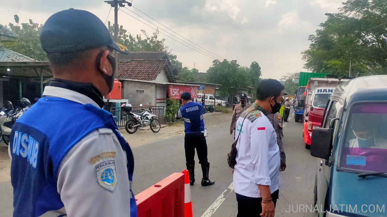 Polisi Perketat Penyekatan Arus Balik di Perbatasan Jombang-Lamongan