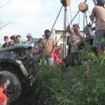 Polisi Tangani Kecelakaan Mobil Pemudik di Ring Road Jombang