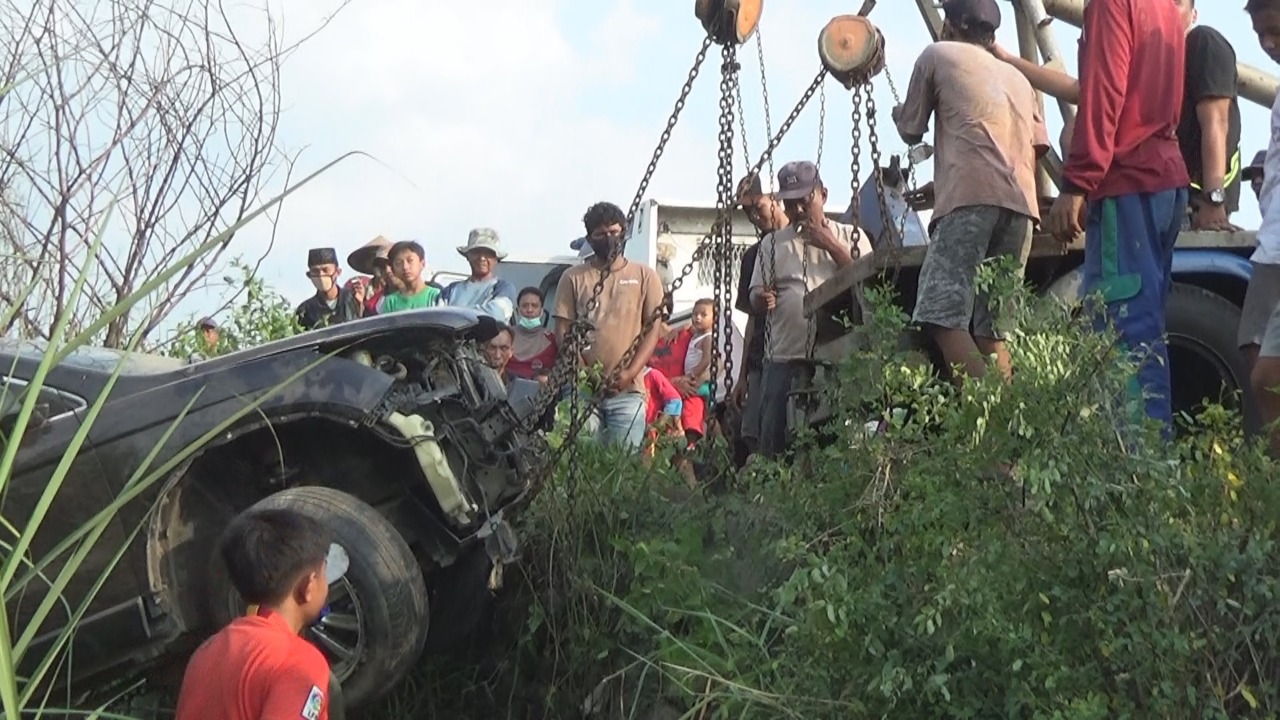 Polisi Tangani Kecelakaan Mobil Pemudik di Ring Road Jombang