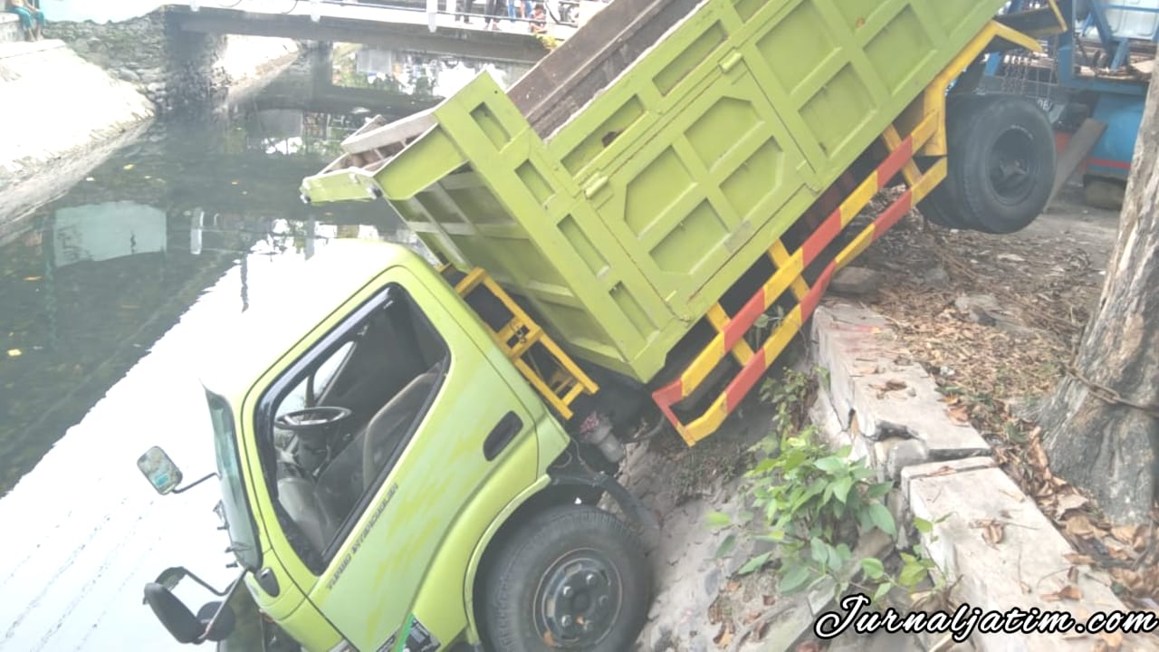 Ngeri! Sopir Ngantuk, Truk Meluncur ke Sungai Gude Jombang