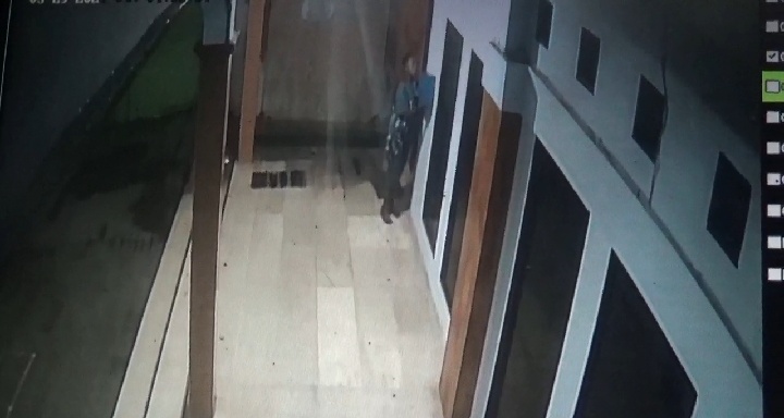 Seorang Bocah Terekam CCTV Mencuri Kotak Amal Masjid di Jombang