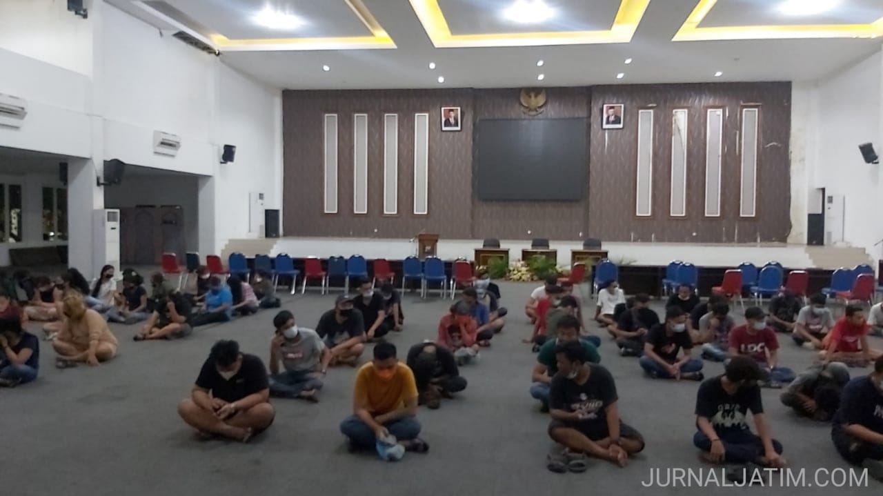 97 orang pegawai - pengunjung karaoke terjaring patroli yustisi di Surabaya