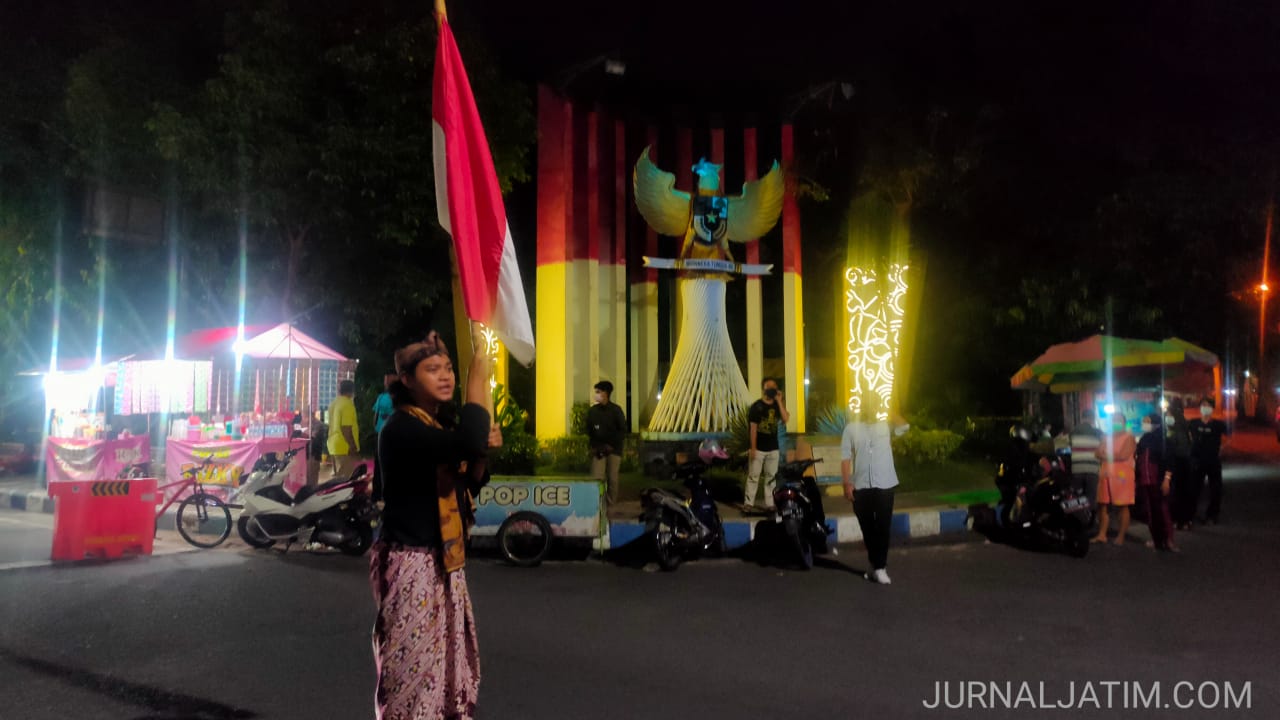 Puluhan Anak Muda Aksi Teatrikal di Monumen Patung Garuda Jombang