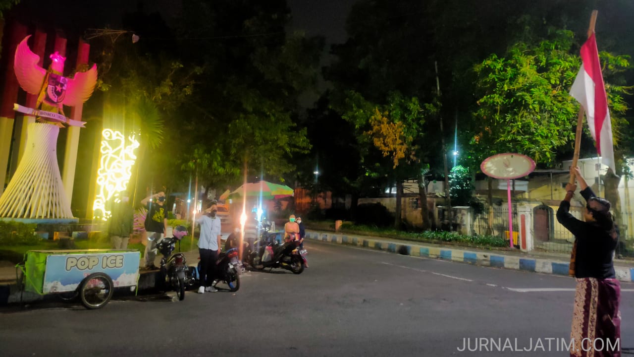 Puluhan Anak Muda Aksi Teatrikal di Monumen Patung Garuda Jombang