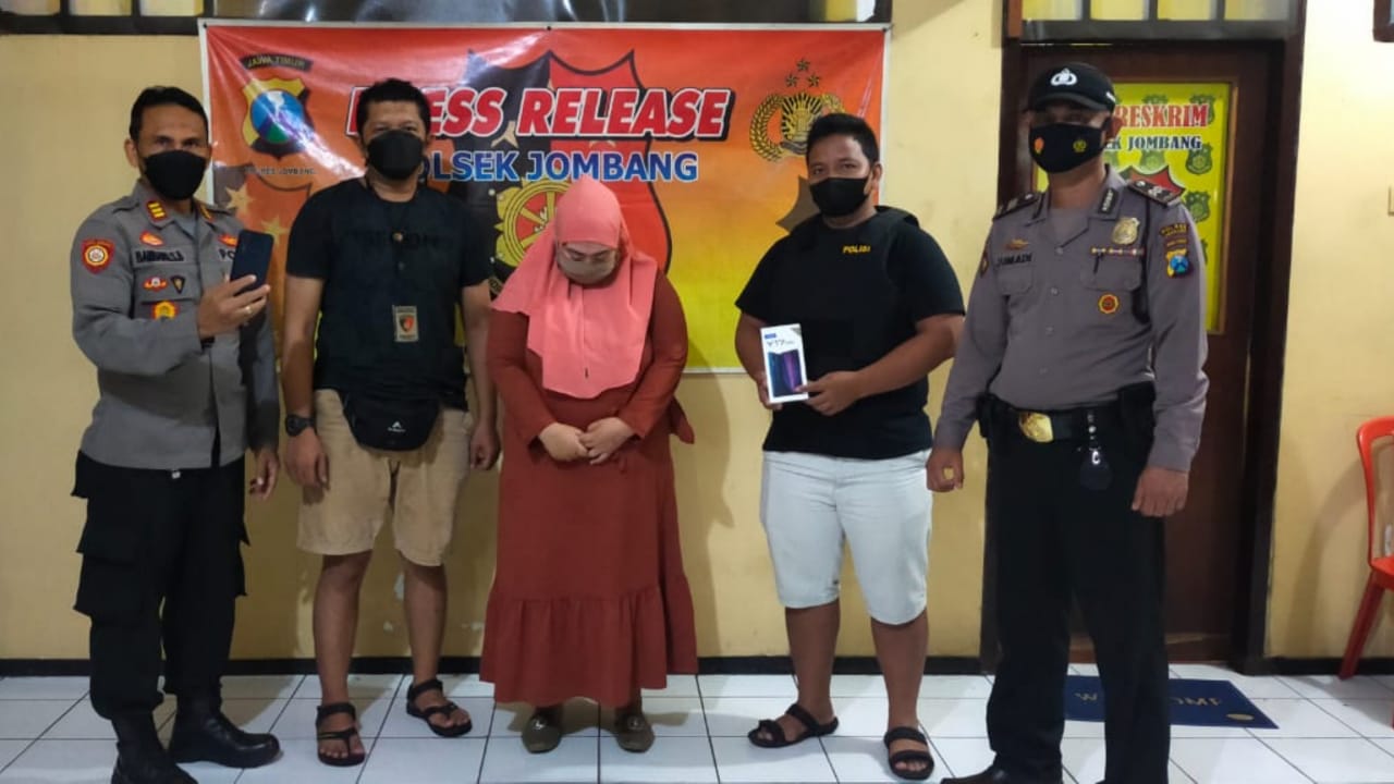 Terekam CCTV Curi HP di Klinik Kecantikan Jombang, Wanita Ini Ditangkap
