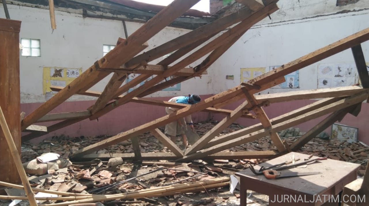 Brukk..!! Atap Sekolah Dasar Jombok Jombang Ambruk