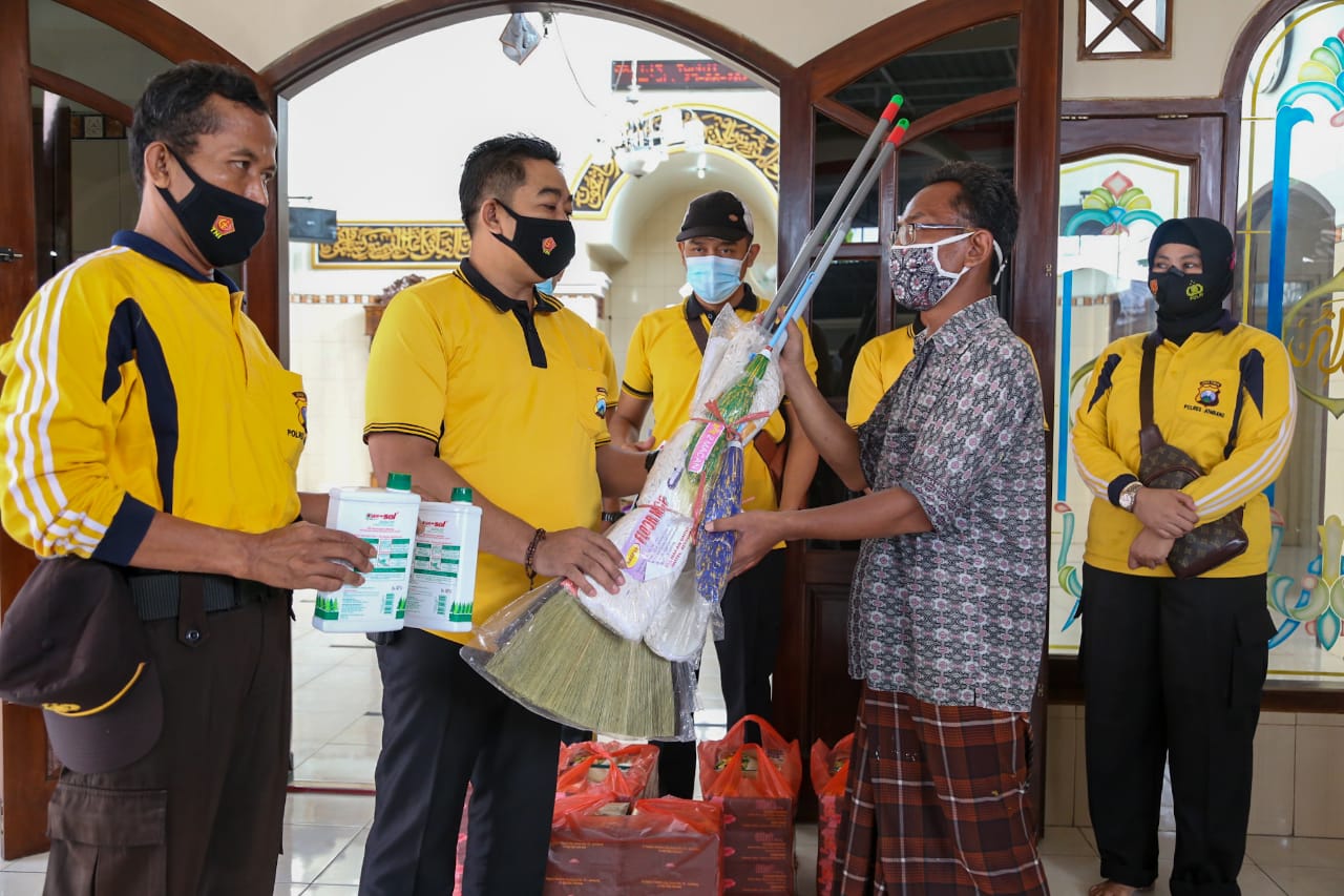 Jelang HUT Bhayangkara ke 75, Polres Jombang Gelar Baksos di Masjid