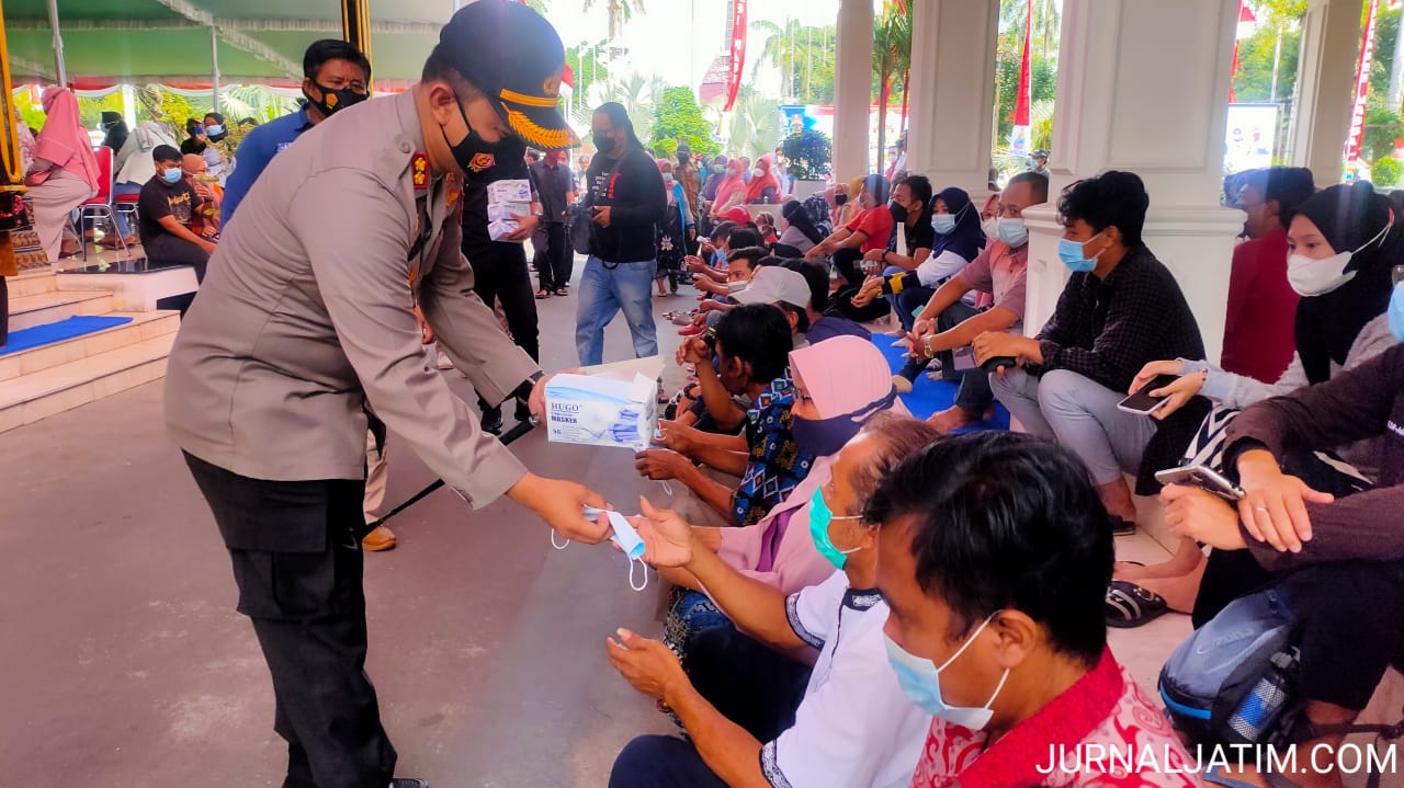 HUT Bhayangkara, Warga Antusias Divaksin COVID-19 di Pendopo Jombang