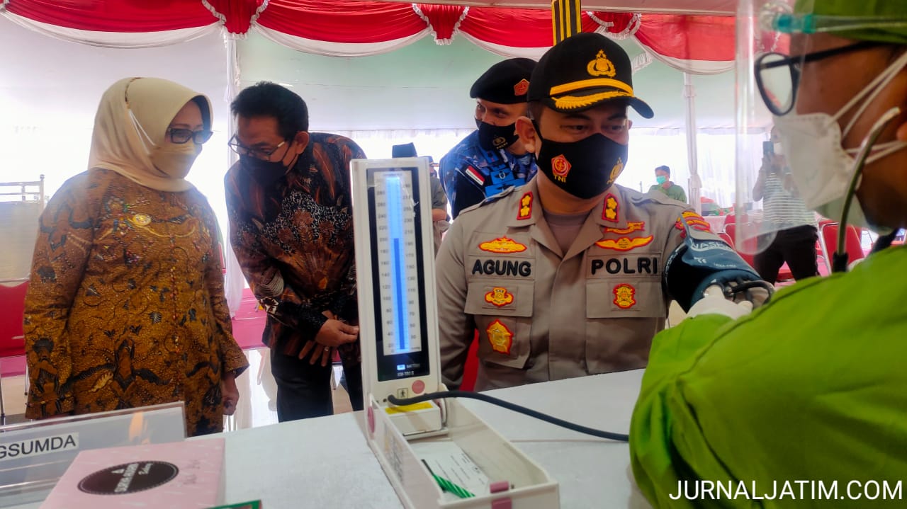 HUT Bhayangkara, Warga Antusias Divaksin COVID-19 di Pendopo Jombang