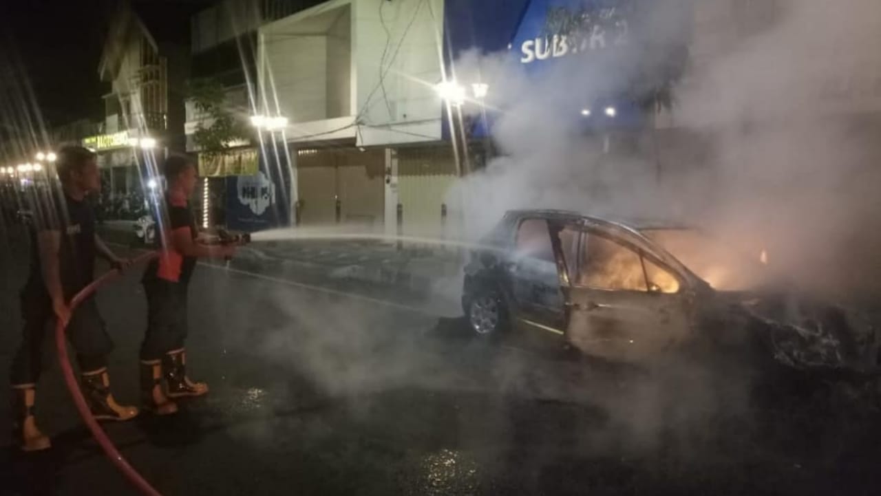 Kronologi mobil sedan ditumpangi sekeluarga hangus terbakar di Nganjuk