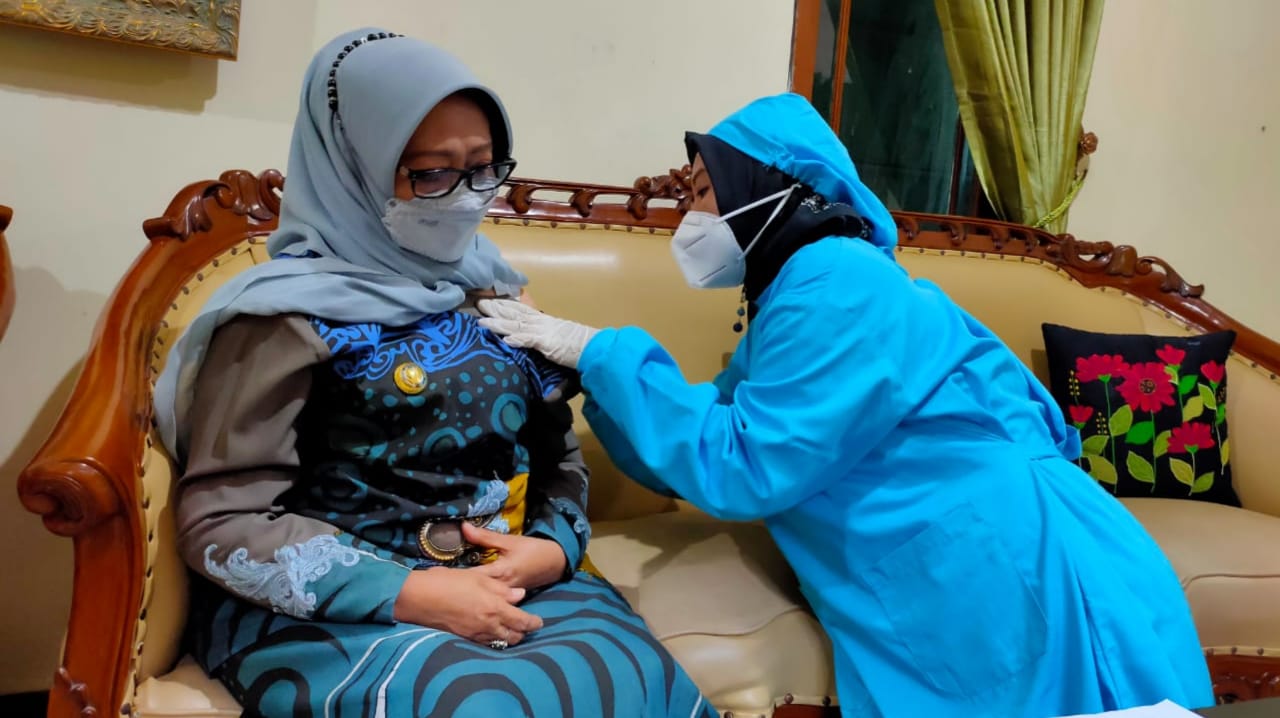 Bupati Jombang Terima Suntikan Vaksin AstraZeneca Dosis Kedua