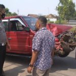 Jemput Pengantin, Panther Ringsek Hantam Pohon Ketapang di Jombang