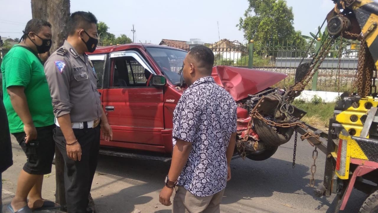 Jemput Pengantin, Panther Ringsek Hantam Pohon Ketapang di Jombang