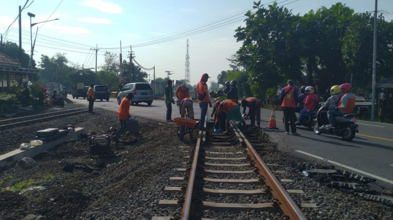 KAI Daop 7 Madiun Bakal Perbaiki Lintasan KA di Jalan Saradan - Caruban