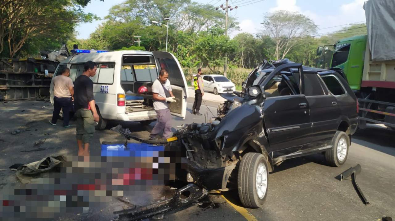 Tabrakan Panther Vs Truk di Jalur Pantura Tuban, Satu Orang Tewas