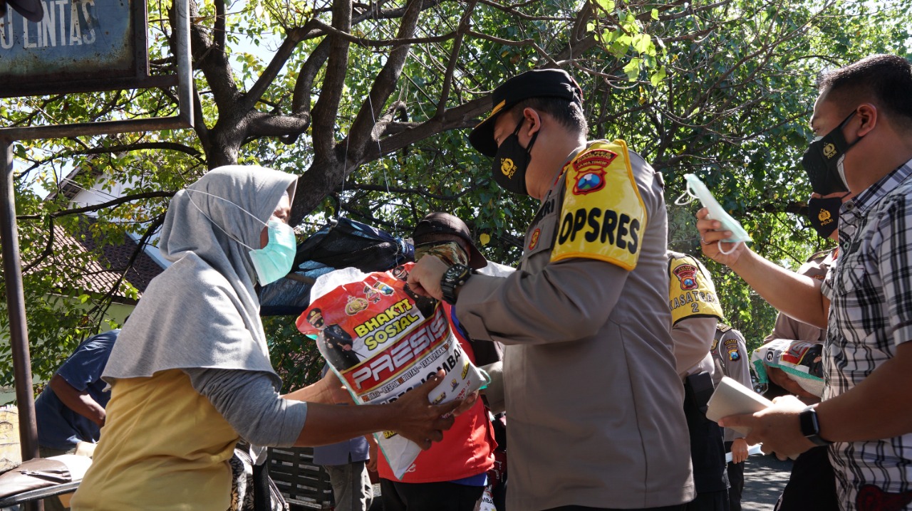 Polres Jombang Bantu Paket Sembako Warga Terdampak PPKM Darurat