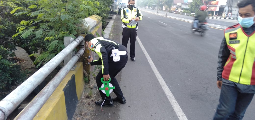 Bruk! Tabrak Tembok Jembatan, Pemotor Tewas di Jalan Jogoloyo Jombang
