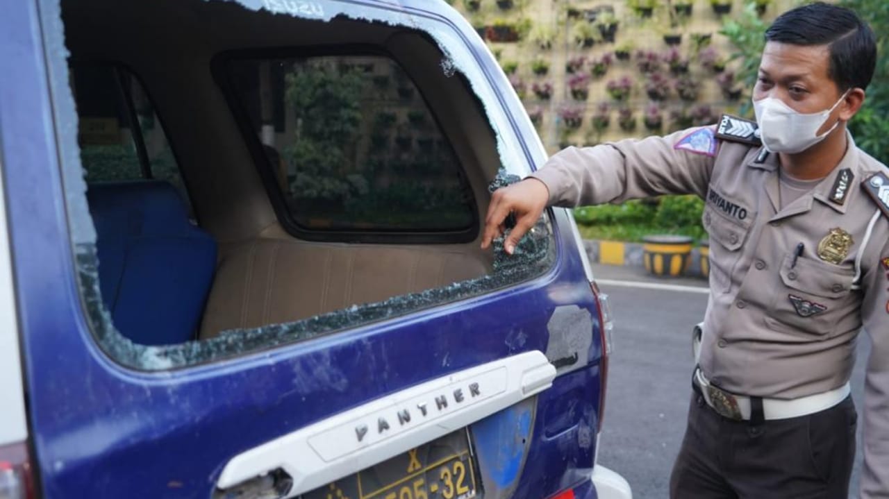 Tertibkan Warkop Saat PPKM Darurat di Surabaya, Mobil Polisi Dirusak