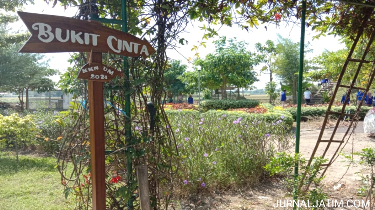 Perindah Taman Cengkok, KKN Mahasiswa UM Sediakan Tempat Sampah