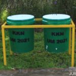 Perindah Taman Cengkok, KKN Mahasiswa UM Sediakan Tempat Sampah