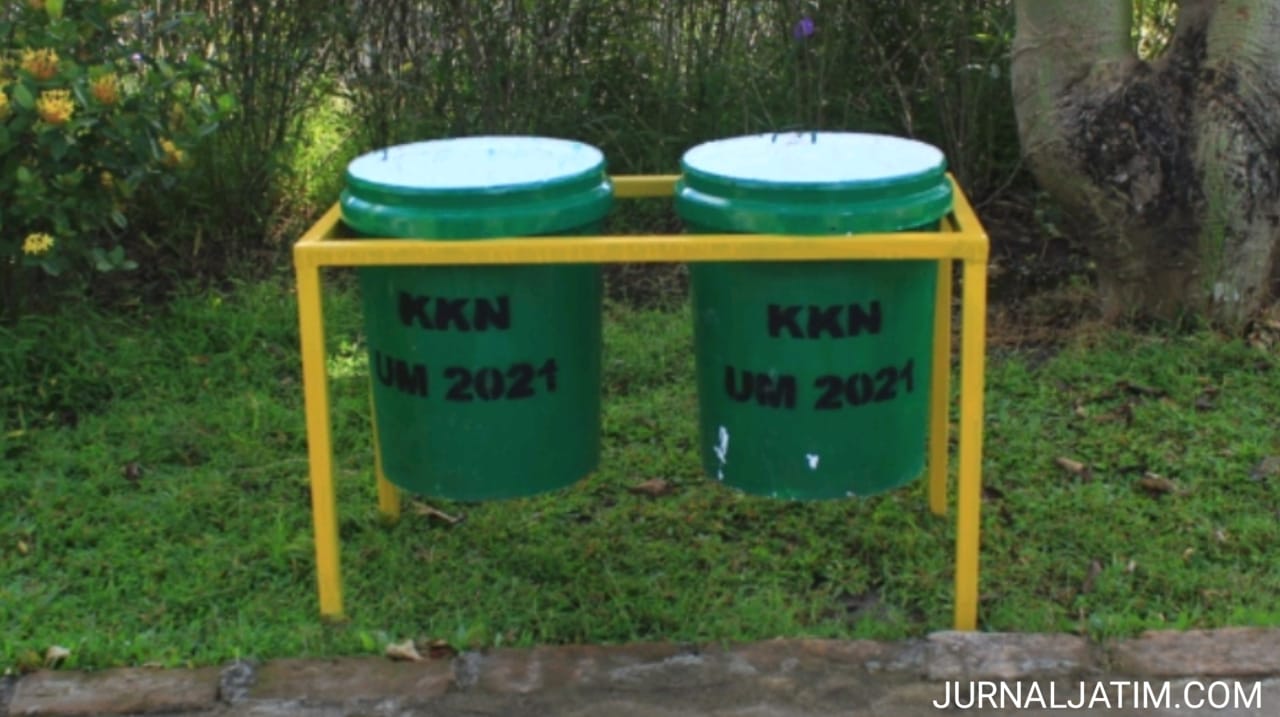 Perindah Taman Cengkok, KKN Mahasiswa UM Sediakan Tempat Sampah