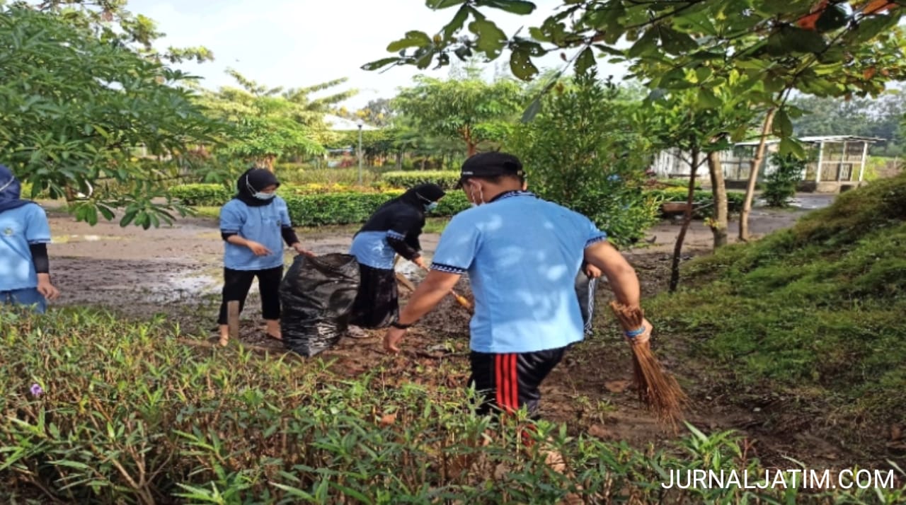 Cegah COVID-19, Mahasiswa KKN Bersih-bersih Wisata Cengkok Nganjuk