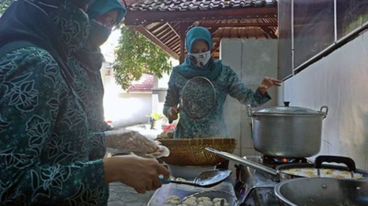 PKK Kota Kediri Beri Batman Ramah Lingkungan untuk Warga Isoman
